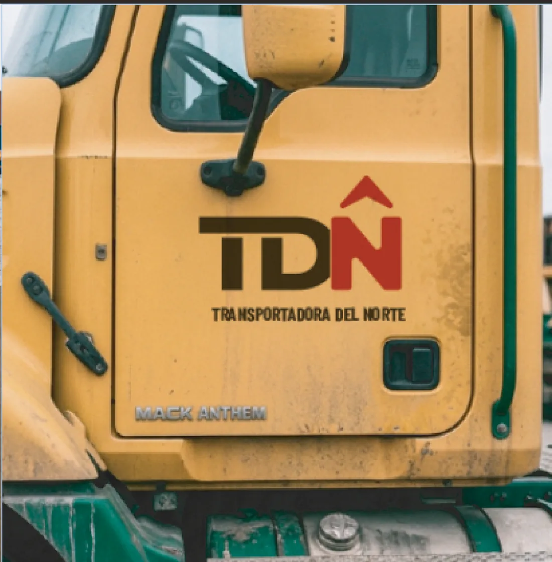Propuesta de aplicación del logo TDN en la puerta de un camión